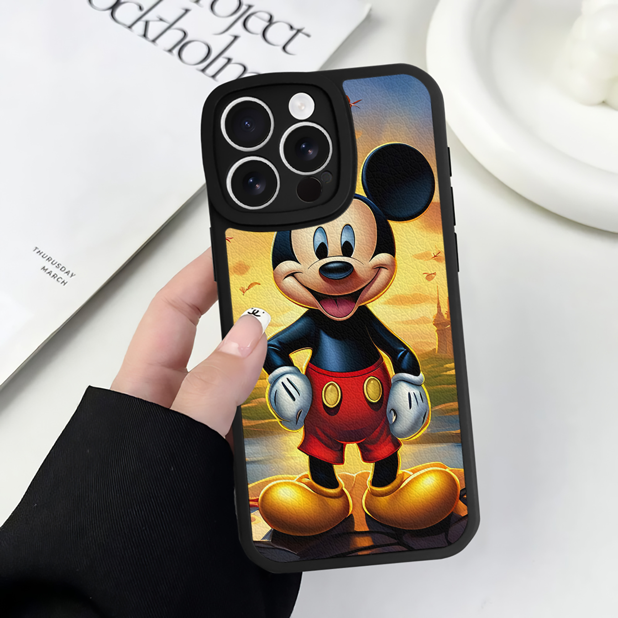 （画像用） ミッキーマウス Mickey Mouse 【iPhone 16シリーズ対応】シリコンスマホケース（レザー調） 材質：シリコン
